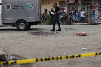 El cuerpo del joven, de 22 años, fue embarcado en el carro de Medicina Legal y llevado a la morgue.