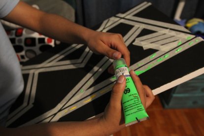 El muchacho utiliza pintura acrílica para sus obras.