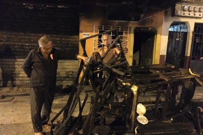 Los hermanos Orellana Yagual observan con pena parte de los muebles que se les quemaron.