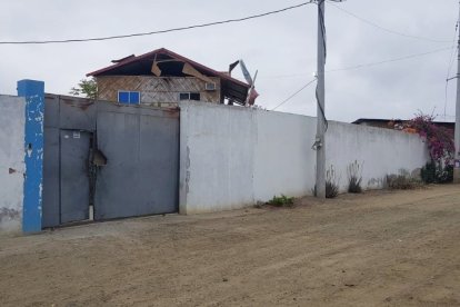 En la puerta de entrada se ven varios de los daños ocasionados por el explosivo.