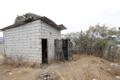 En esta casa habitaba Jackson Castillo, junto a la vivienda de las niñas.