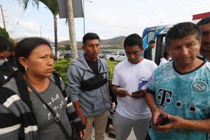 Familiares de Shirley Limón Lainez llegaron a la morgue para retirar su cuerpo.