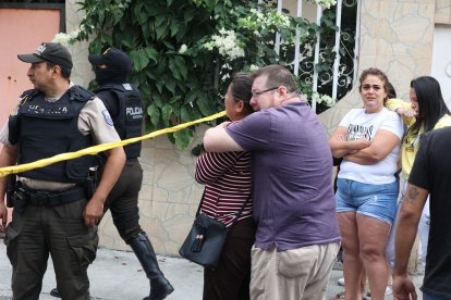 Familiares del occiso lloran desconsolados. Intentaron acercarse al cadáver.