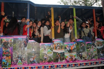 Dentro de las chivas, los festejos se hacen con precaución para evitar accidentes.