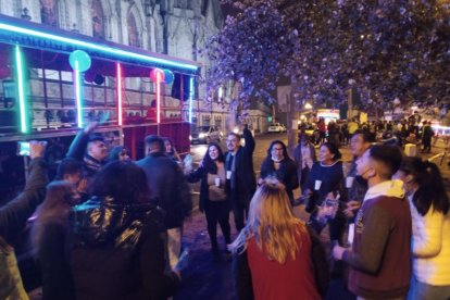 Durante los operativos de control, los chullitas prefirieron bajarse del vehículo y seguir con la farra en las calles.