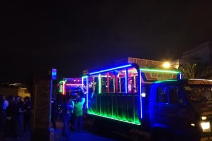 Los vehículos circulan hasta la madrugada por las vías principales de la capital.