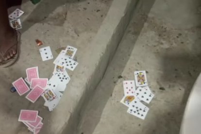 En la vereda quedaron los naipes que usaron Sulay y sus panas,  quienes ‘volaron’ ante el ataque.