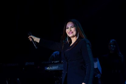 Miriam Hernández fascinó al público con sus canciones románticas