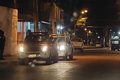 Cuatro uniformados esperaban en la esquina de donde se realizaría el velatorio de la creadora de contenidos digitales.