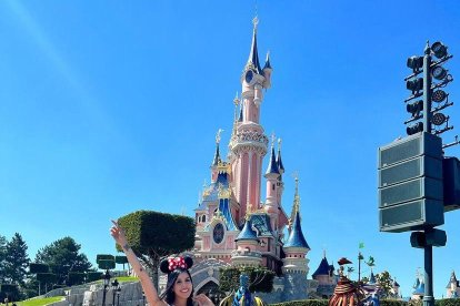 Dulce viajó a París para conocer la Torre Eiffel y Disneyland