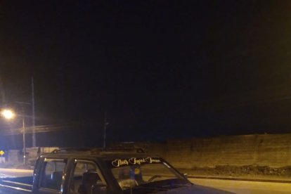 En este auto iba el policías antes de ser atacado.