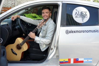 Viaja en el carro que su mamá le prestó.