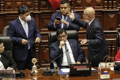 El presidente del Congreso, José Daniel Williams Zapata, permanece al interior del Congreso luego del anuncio del presidente de Perú, Pedro Castillo, de la disolución del Parlamento y la conformación de un 