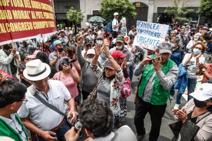 Manifestantes, simpatizantes del presidente de Perú Pedro Castillo, celebran la noticia del cierre del Congreso, hoy en Lima (Perú). Castillo decretó este miércoles disolver temporalmente el Congreso e instaurar un Gobierno de emergencia nacional, horas antes de que el Parlamento debatiera una moción de vacancia (destitución) en su contra que podría haberle apartado de la jefatura del Estado. EFE/ Aldair Mejia