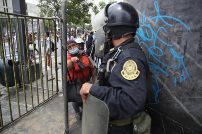 La Policía vigila el Palacio de Gobierno peruano.