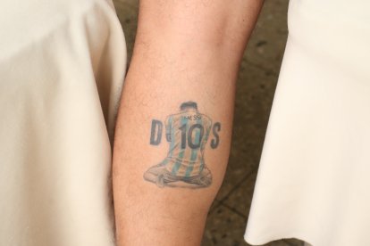 Álex Sánchez lleva el tatuaje de Messi en la pantorrilla de su pierna izquierda.