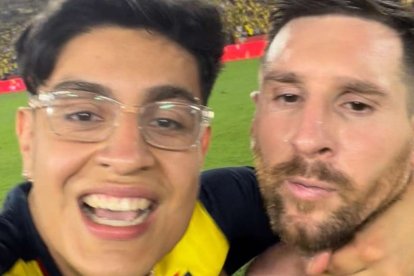 Josué Garzón fue el hincha ecuatoriano que se pudo sacar una fotografía con Messi en plena cancha.