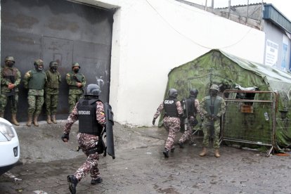 En los exteriores permanecen miembros de las Fuerzas Armadas.