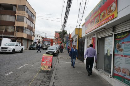 En la zona existen, además de viviendas, tiendas, restaurantes y talleres.