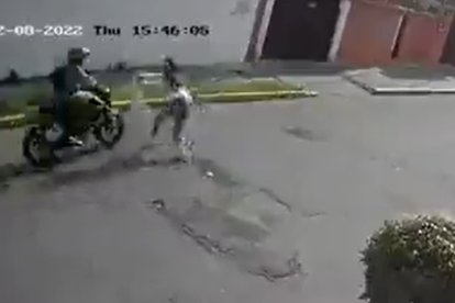 Este es el momento en el que la joven se abalanza contra el delincuente y lo tumba junto con la moto.