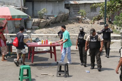 El puesto de comida fue movido unos metros y luego los comensales siguieron ‘jameando’.