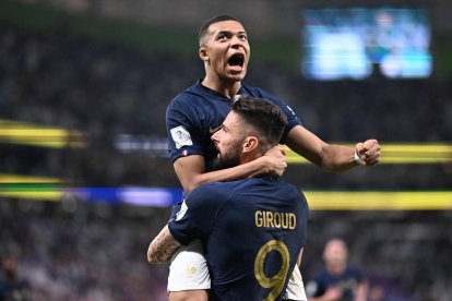 Kylian Mbappé (i) es una de las máximas figuras de Francia.