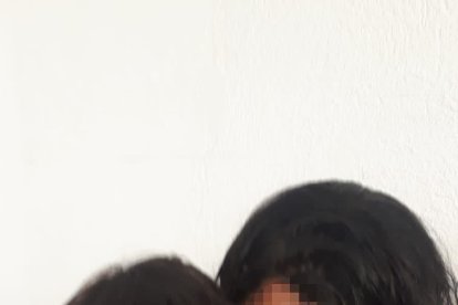 Los menores que se encuentran con sus madres en los centros de detención reciben atención en salud.