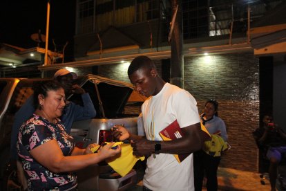 El mundialista siempre está dispuesto a firmar autógrafos y tomarse fotos con los hinchas que llegan a su casa.