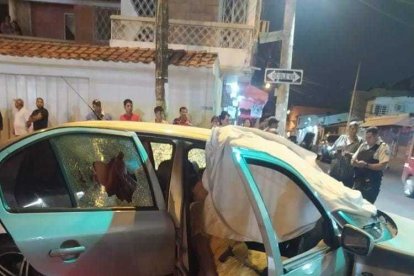 Los dos adultos mayores fueron baleados en el interior de este carro en Sauces 9, norte de la ciudad.