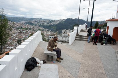 En la subida a la loma es común ver a indigentes y libadores.