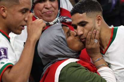 Achraf Hakimi ha sido otro de los jugadores de Marruecos que ha festejado con su madre.