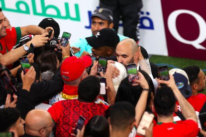 Walid Regragui, DT de Marruecos, luego de vencer al combinado portugués corrió hacia la tribuna a buscar a su madre.