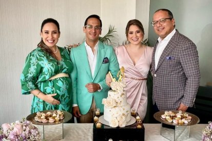 Jorge Escobar se casó con Denisse Murillo, el padrino fue su amigo Lenin Artieda, en la foto está también su pareja María del Carmen Búnea