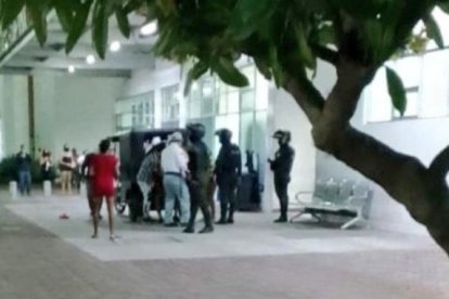 En redes sociales se compartieron imágenes de la llegada de una de las víctimas al hospital.