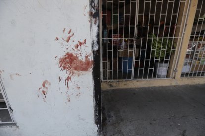 Una pared cercana quedó manchada con la sangre que derramaba la mujer agredida.
