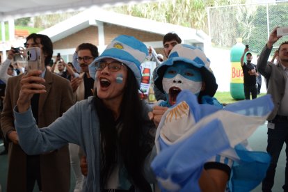 Abraham Calpanchay y su amor por Argentina. Su esposa Noemí le apoya en su pasión.