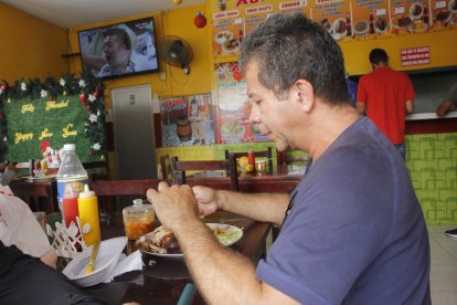 Juan Cruz, mientras comía un buen pollo asado, disfrutaba de Argentina y su llegada a la final.