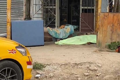 El hombre abatido en la casa fue cubierto durante el procedimiento policial.