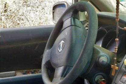 En esta imagen, incluida en un informe del accidente, se observan botellas de ‘bielas’ en el interior del vehículo.