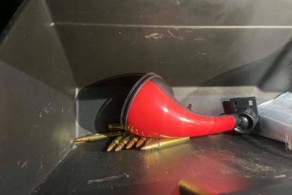 En un operativo para recuperar camionetas  robadas, los agentes descubrieron que los  sospechosos también transportaban municiones.