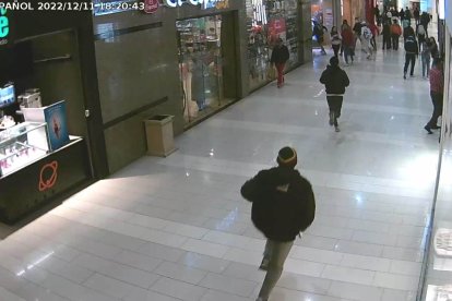 Un robo en el centro comercial Quicentro quedó grabado.