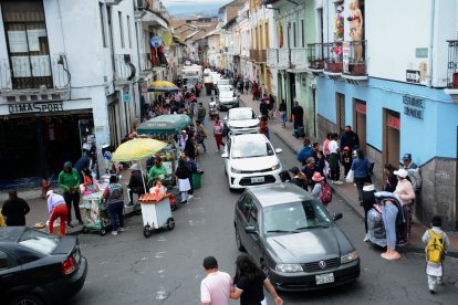 En las calles del Centro Histórico ya registran tráfico vehicular.