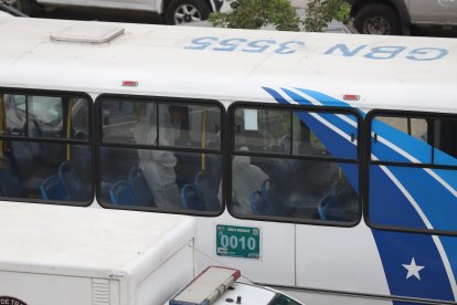 El cuerpo de Francisco Mora Ortíz quedó dentro del bus. Pasajeros trataron de socorrerlo.