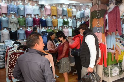 Dentro de los locales se puede comprar con seguridad.