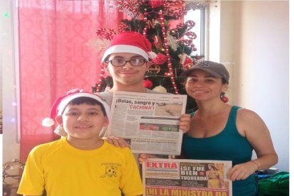 EXTRA también entrega órdenes de compras de 50 dólares. En Daule, María Chávez Arroyave disfrutó en familia de su premio.