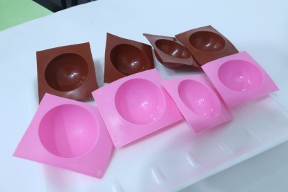 Fase 2. Desmonta las esferas y retira el silicón con cuidado.