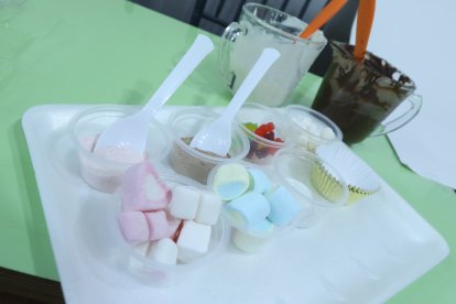 El relleno. Introduce la golosina que desees y agrégale leche en polvo de chocolate o fresa. Tapa la esfera y colócala en un molde cupcake de papel para proceder a decorarla.