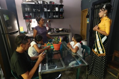 Mirella Aguirre es recibida por Miguel Pacheco su esposa Carmen y sus hijas Enma Victoria y Pierina.