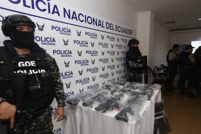 Tres fusiles, 10 pistolas, dos chalecos antibalas y tres granadas, entre las evidencias.