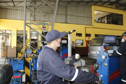 Fallar en la revisión de gases es uno de los motivos para que un auto no apruebe.